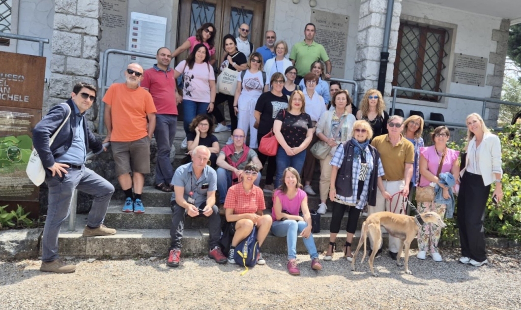<p style="text-align: center;">Fig. 2 Foto di gruppo davanti al Museo del San Michele</p>